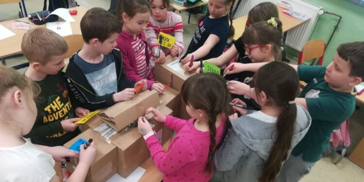 Gieraszowice: Być jak Ignacy… (Łukasiewicz). Uczniowie poznają nowoczesne środki transportu.