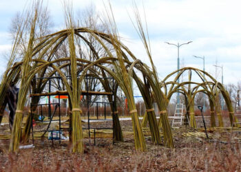 Stalowa Wola: Wiklinowe wiaty na błoniach jako schronienie przed słońcem