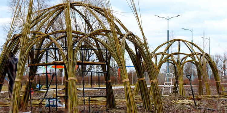 Stalowa Wola: Wiklinowe wiaty na błoniach jako schronienie przed słońcem