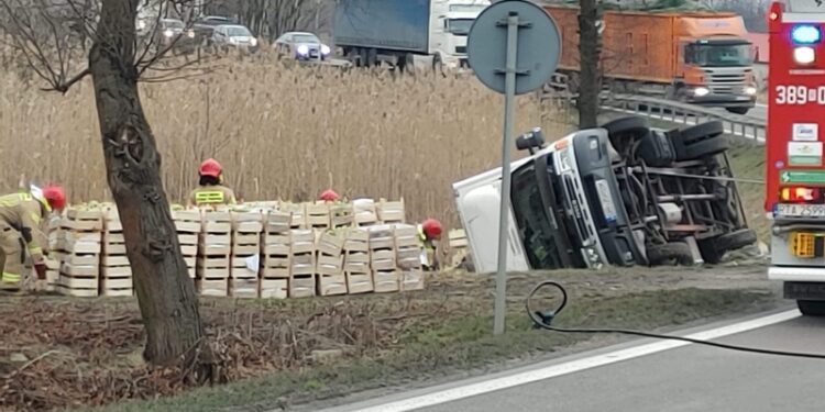 Skopanie. Samochód dostawczy zjechał z jezdni i przewrócił się na bok