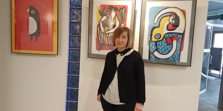 Tarnobrzeg. Niezwykłe, wielobarwne grafiki Basi Flores.