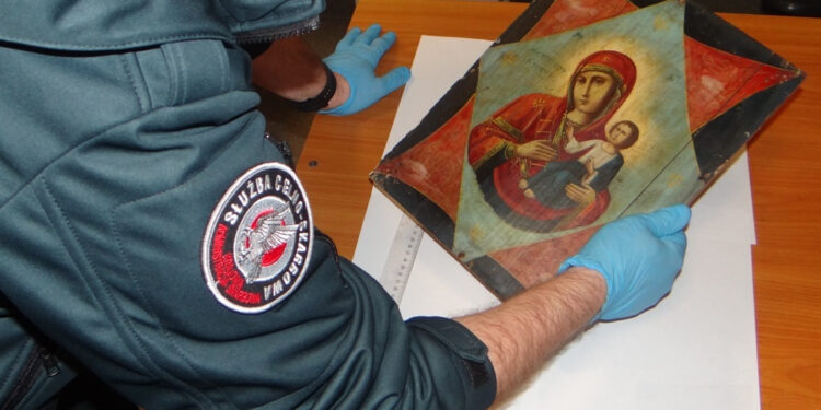 Region: Funkcjonariusze KAS udaremnili przemyt ikon w Medyce