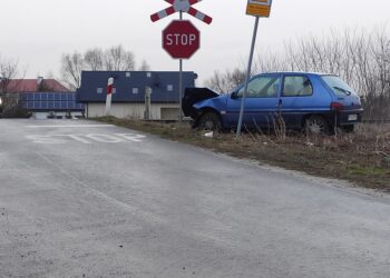 Tarnobrzeg. Zderzenie osobówki i szynobusa. Kierowca auta zbiegł.