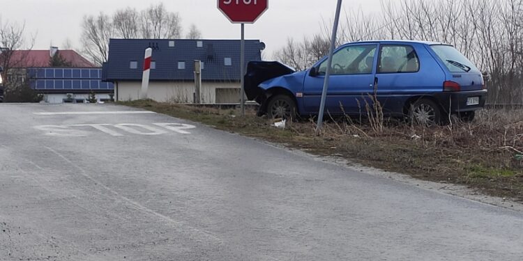 Tarnobrzeg. Zderzenie osobówki i szynobusa. Kierowca auta zbiegł.