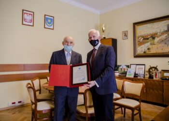 Tarnobrzeg. Zawodnik IKS Tarnobrzeg Janusz Malarz z nagrodą od prezydenta miasta.