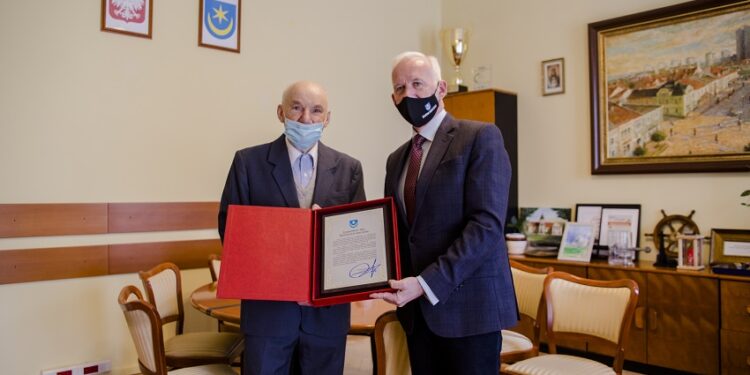 Tarnobrzeg. Zawodnik IKS Tarnobrzeg Janusz Malarz z nagrodą od prezydenta miasta.