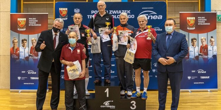 Tarnobrzeg, Gliwice. 80-latek zdobył brązowy medal w turnieju tenisa stołowego.
