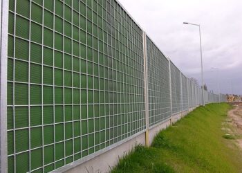 Pustków: Po trzykroć hałas…
