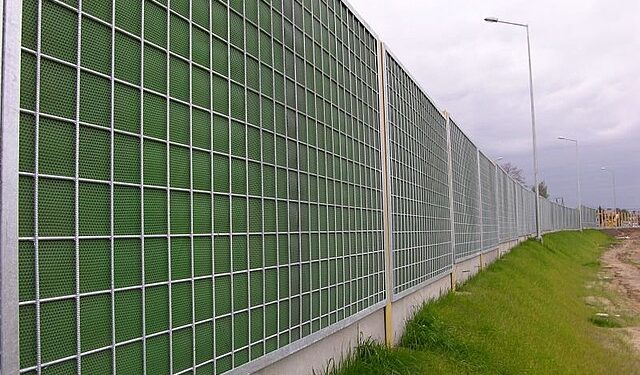 Pustków: Po trzykroć hałas…