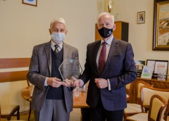 Tarnobrzeg. Zawodnik IKS Tarnobrzeg Janusz Malarz z nagrodą od prezydenta miasta.