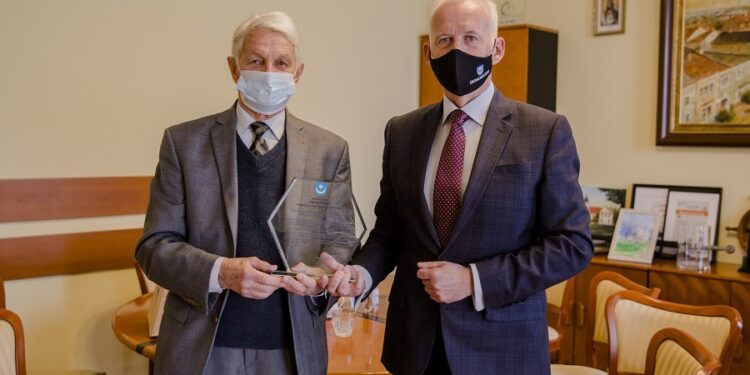 Tarnobrzeg. Zawodnik IKS Tarnobrzeg Janusz Malarz z nagrodą od prezydenta miasta.