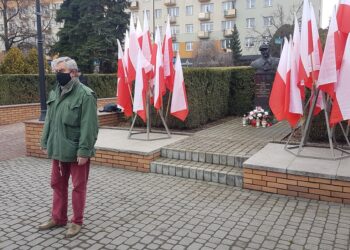 Tarnobrzeg. Złożyli wiązanki i zapalili znicze przed popiersiem niezłomnego „Zapory”.