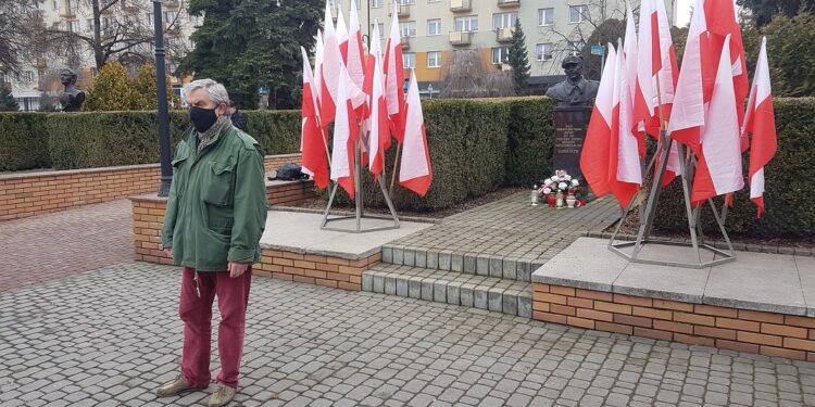 Tarnobrzeg. Złożyli wiązanki i zapalili znicze przed popiersiem niezłomnego „Zapory”.