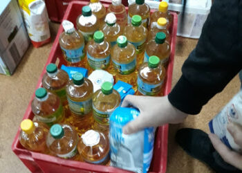 Sandomierz: Trwa zbiórka żywności dla seniorów w ramach akcji „Wielkanoc z PCK”.