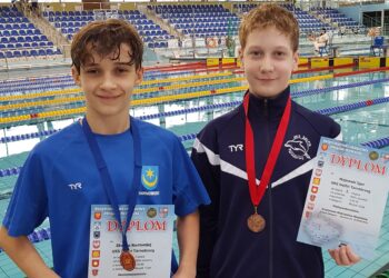 Tarnobrzeg. Medale dla młodych pływaków.