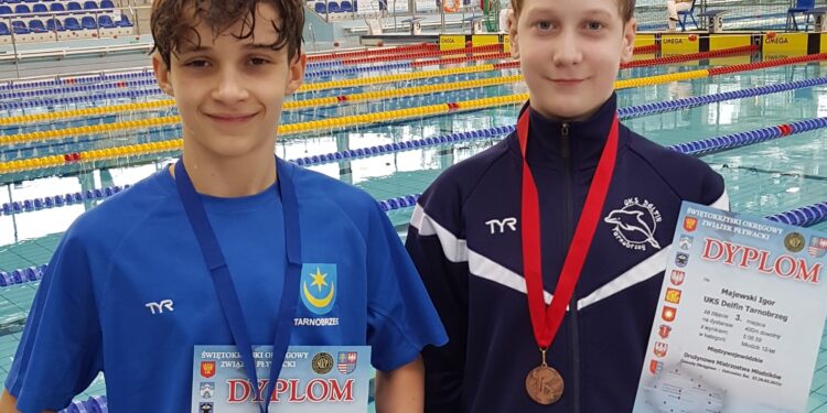 Tarnobrzeg. Medale dla młodych pływaków.