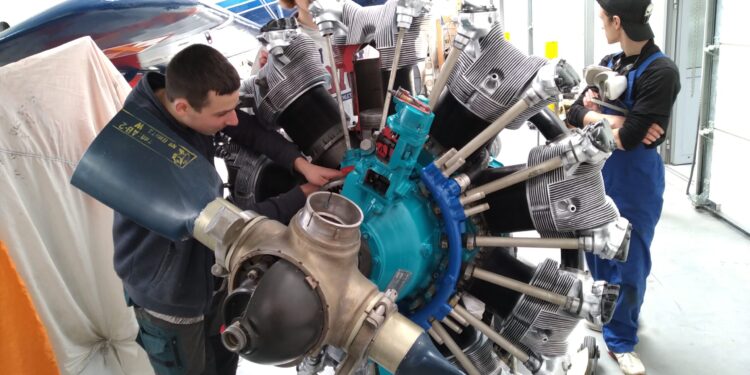 Mielec: Mielecka młodzież odnowiła wyjątkowy model silnika