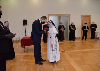 Tarnobrzeg, Ukraina. Siostra dominikanka odznaczona Złotym Krzyżem Zasługi.