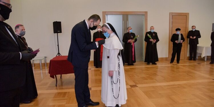 Tarnobrzeg, Ukraina. Siostra dominikanka odznaczona Złotym Krzyżem Zasługi.