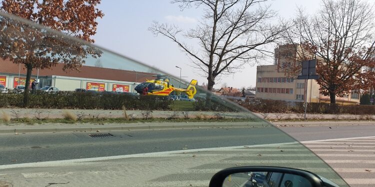 Tarnobrzeg. Śmigłowiec ratowniczy wylądował przy ulicy Sikorskiego.
