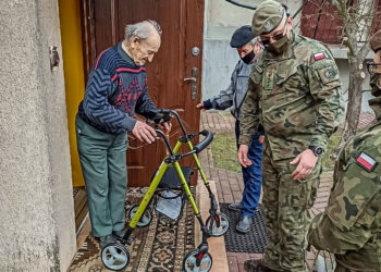 Nowosielec: Terytorialsi podarowali kombatantowi chodzik rehabilitacyjny.
