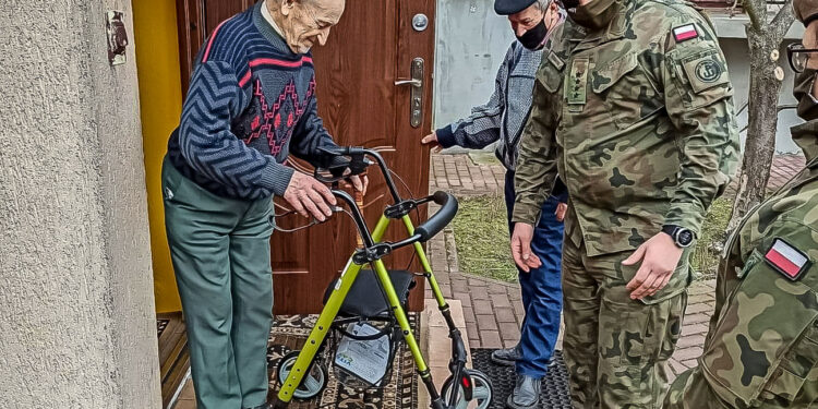 Nowosielec: Terytorialsi podarowali kombatantowi chodzik rehabilitacyjny.