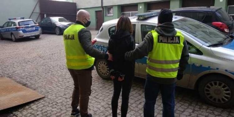 Opatów: Zatrzymali kuriera oszustów