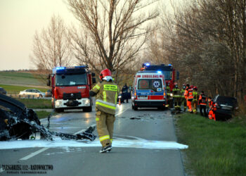 Chmielów. Zderzenie dwóch osobówek