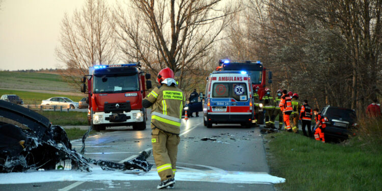 Chmielów. Zderzenie dwóch osobówek