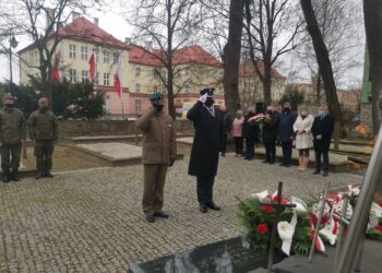 Sandomierz: Symboliczne obchody Dnia Pamięci Ofiar Zbrodni Katyńskiej.