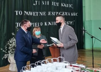 Sandomierz: Maturzyści w Mokoszynie uroczyście pożegnani.