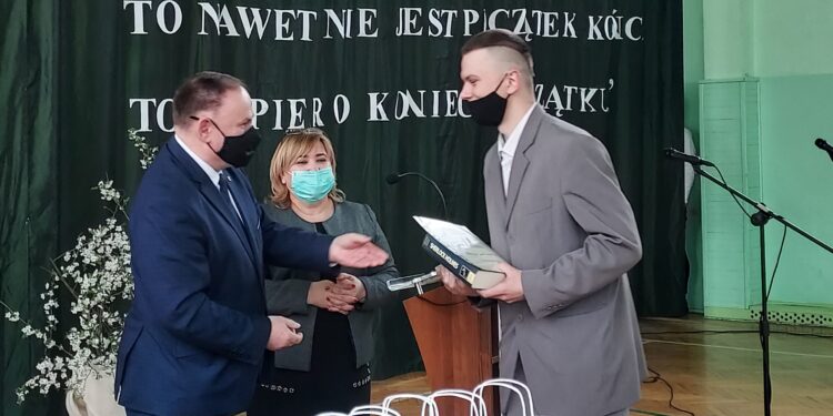 Sandomierz: Maturzyści w Mokoszynie uroczyście pożegnani.