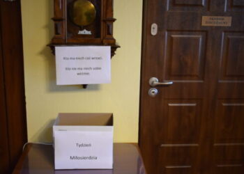 Sandomierz: „Kto ma, niech coś wrzuci. Kto nie ma, niech sobie weźmie”.