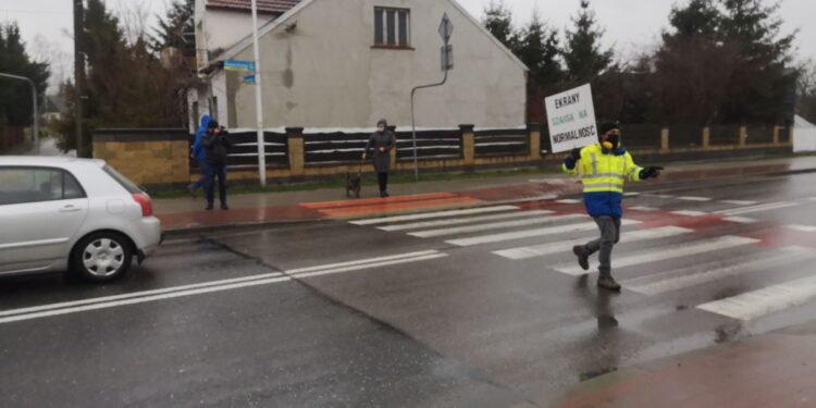 Tarnobrzeg. Chcą budowy ekranów akustycznych przy obwodnicy. Protestowali na przejściu dla pieszych