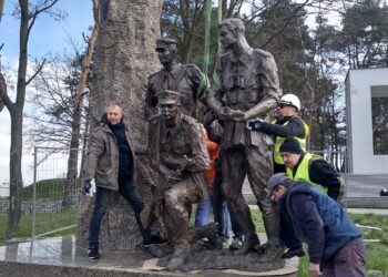 Mielec: Kolejne elementy dołączyły do pomnika