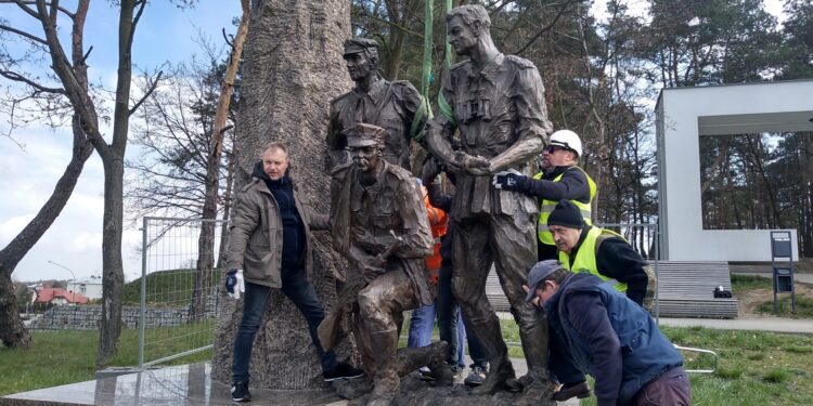 Mielec: Kolejne elementy dołączyły do pomnika