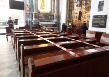 Sandomierz: Wierni w kościołach przestrzegają obostrzeń sanitarnych.