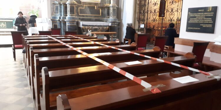 Sandomierz: Wierni w kościołach przestrzegają obostrzeń sanitarnych.