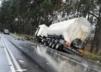 Stalowa Wola: Zderzenie samochodu osobowego z cysterną na drodze wojewódzkiej