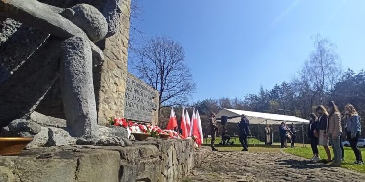 Dębica: Oddali hołd zamordowanym