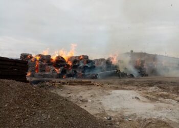 Baranów Sandomierski. Pożar składowiska makulatury na stacji LHS w Knapach