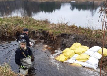 Lipa: Umacniali groblę na zbiorniku, żeby nie doszło do wylania Złodziejki.