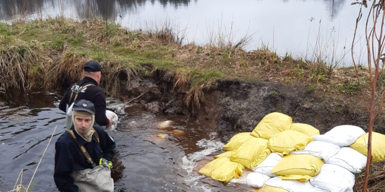 Lipa: Umacniali groblę na zbiorniku, żeby nie doszło do wylania Złodziejki.