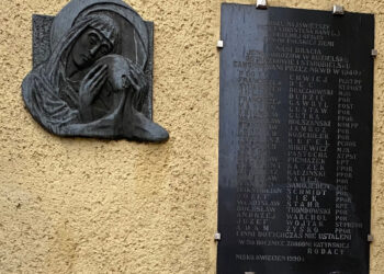 Nisko: Msza i kwiaty pod Tablicą Katyńską.