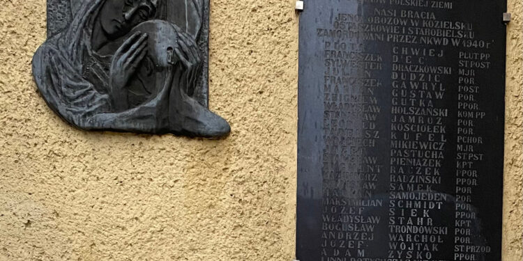 Nisko: Msza i kwiaty pod Tablicą Katyńską.