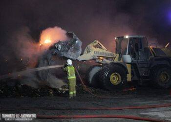 Baranów Sandomierski. Trwa dogaszanie pożaru składowiska makulatury w Knapach