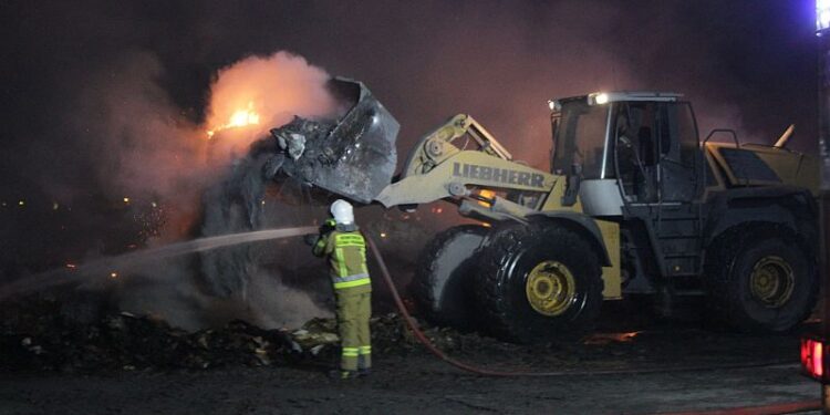 Baranów Sandomierski. Trwa dogaszanie pożaru składowiska makulatury w Knapach
