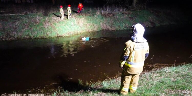 Stale. Zjechała autem do rzeki