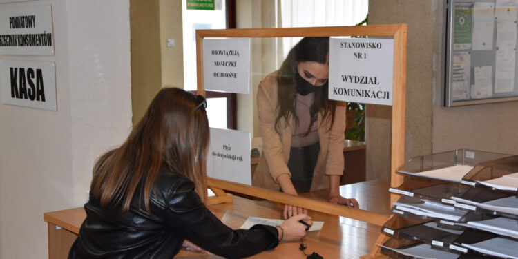 Ostrowiec Św.: Remont w wydziale komunikacji.