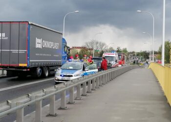 Tarnobrzeg. Zderzenie trzech aut na wiadukcie